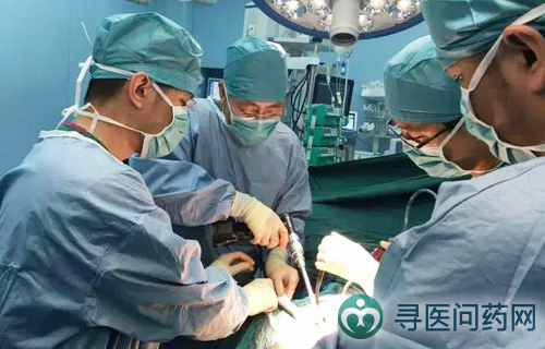 关节外科医疗团队实施人工髋关节置换术