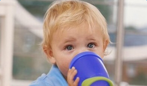 宝宝不爱喝水莫急 小游戏让孩子爱上喝水-健康之路健康知识